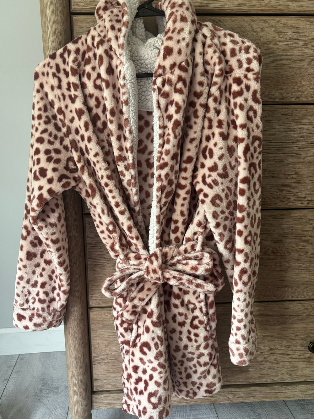 Colsie Plush Leopard Print Robe in Cream and Brown